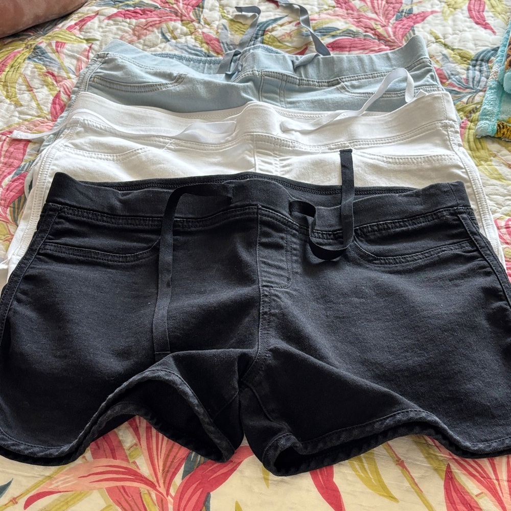 BNWOT NO BOUNDARIES SHORTS